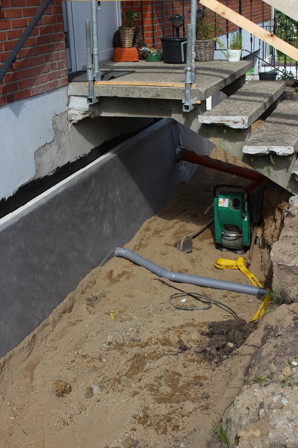 Drainage Arbeiten und Kellerisolierung abgeschlossen Ende Juli